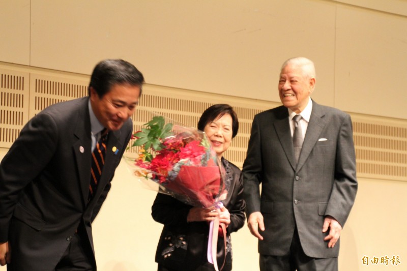 日本前防衛副大臣、眾議員長島昭久（左）4日表示，李登輝曾向他說過，希望日本能制定《台灣關係法》，他當天也在會場留言寫道，「要實現日本版台灣關係法的成立」。（資料照）