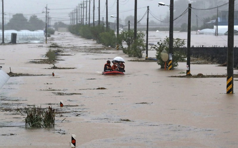 南韓中部地區連日暴雨，截自今上午10點半為止，暴雨災情已造成13死13失蹤，受災民眾破千。（美聯社）