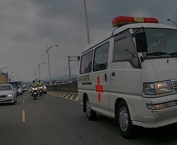 警方巡邏途中見救護車陷在車陣。（記者許國楨翻攝）