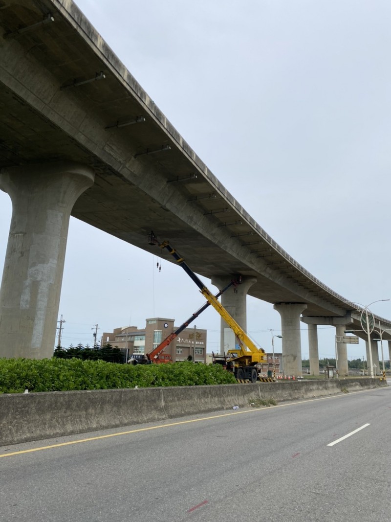 公路總局派員清理掉落至帽梁的土石。（陳品安提供）