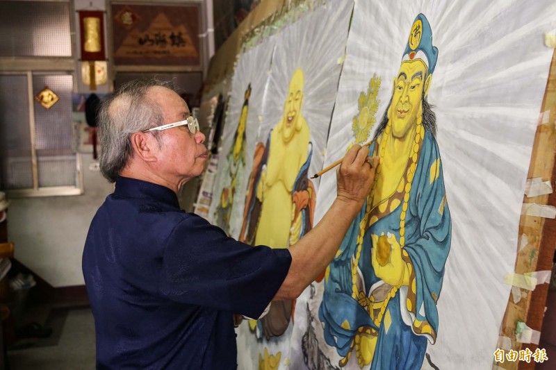 80歲的周俊雄應邀為寺廟作畫。（記者邱芷柔攝）