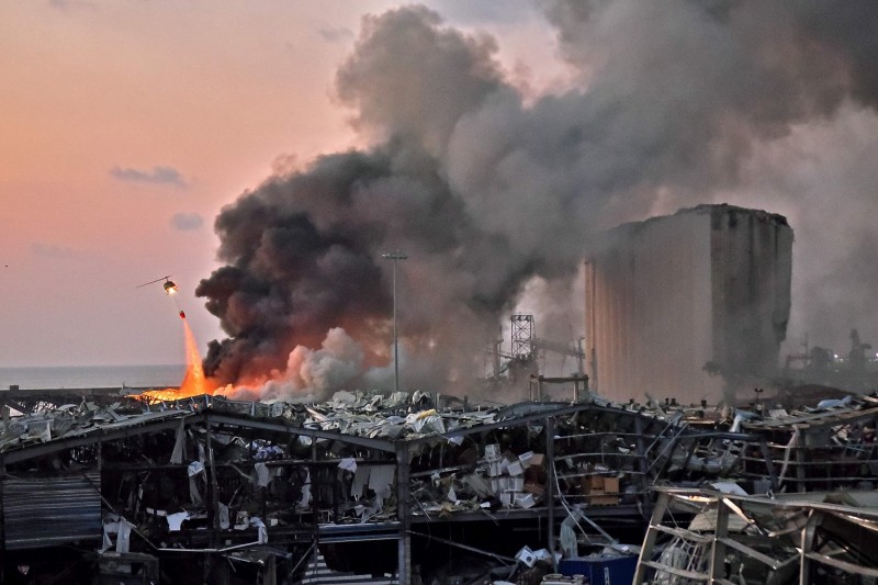 黎巴嫩首都貝魯特港口地區發生大爆炸，劇烈爆炸在現場升起了蕈狀雲，造成嚴重死傷，至少78死4000多人受傷。（法新社）