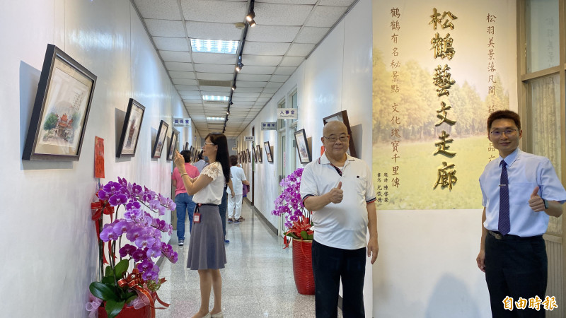 台南市六甲區公所很有藝術氛圍，區長陳啟榮（右）、書法名師尤俊德（前左）為「松鶴藝文走廊」題詩、書寫。（記者楊金城攝）