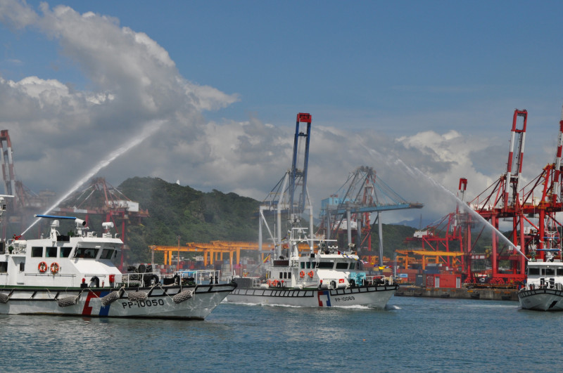 海巡署新型10069號巡防艇今天上午緩緩駛進基隆港東十六碼頭，加入基隆海巡隊北方護漁行列。（記者林嘉東翻攝）