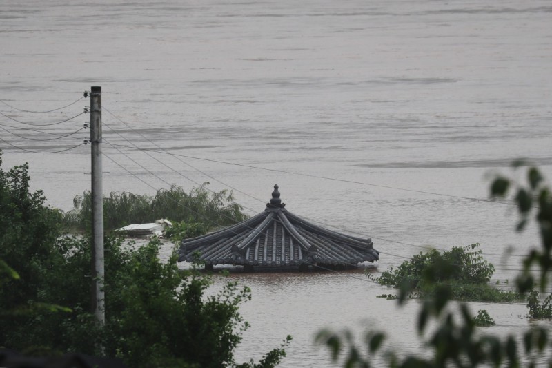 南韓今日表示，暴雨已造成16人死亡、11人失蹤，災民增至1648人，受災規模持續擴大。（歐新社）