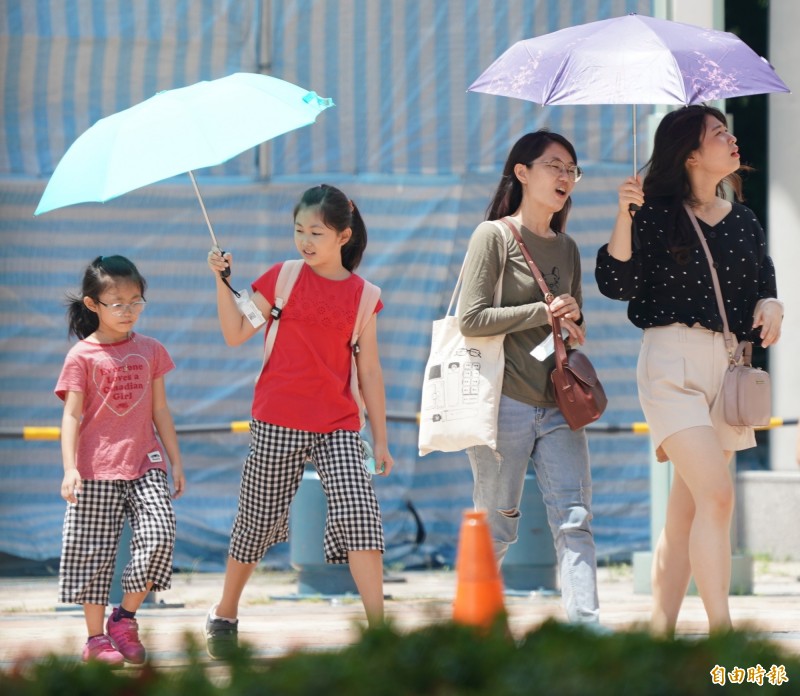 今日各地高溫晴朗，明天（7日）各地和今天天氣大致相同，都是多雲到晴的好天氣，局部地區則須注意零星降雨、雷陣雨發生。（資料照）