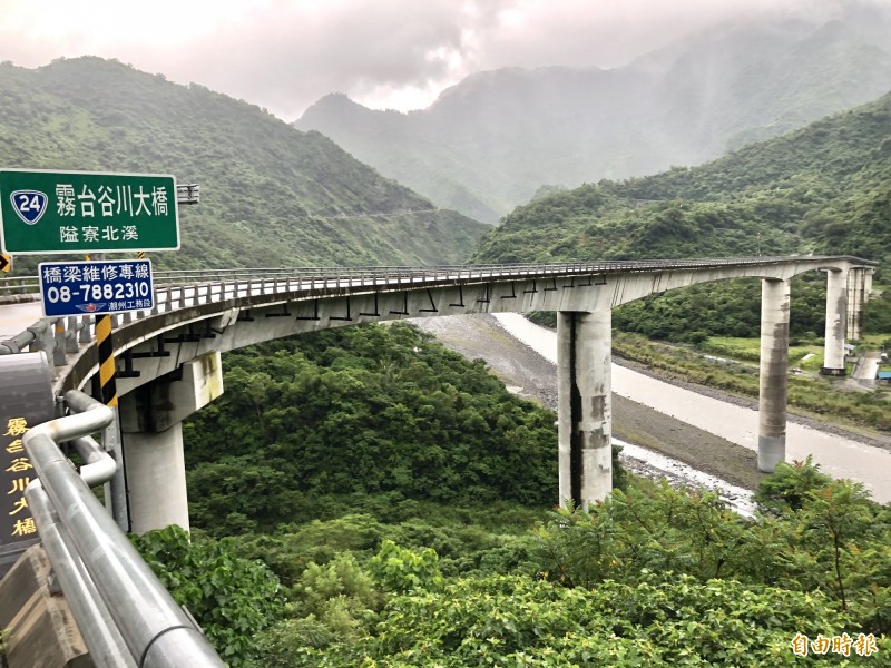 台灣好行-神山線郵輪式公車將行經壯觀的谷川大橋。（記者羅欣貞攝）