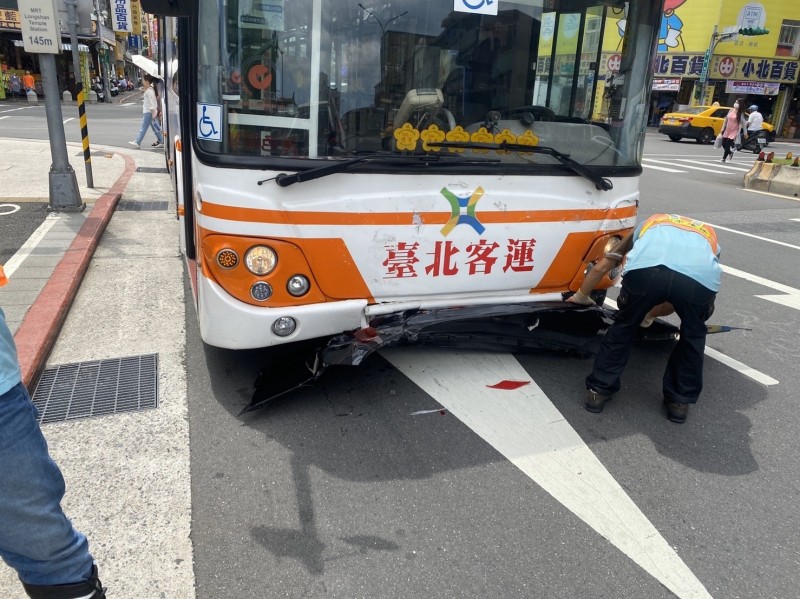 臺北客運公車今日因煞車失發生追撞事。（記者劉慶侯翻攝）