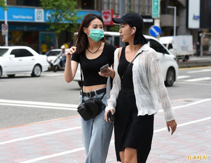 今日各地天氣炎熱，民眾外出宜做好防曬、防中暑準備。（資料照）