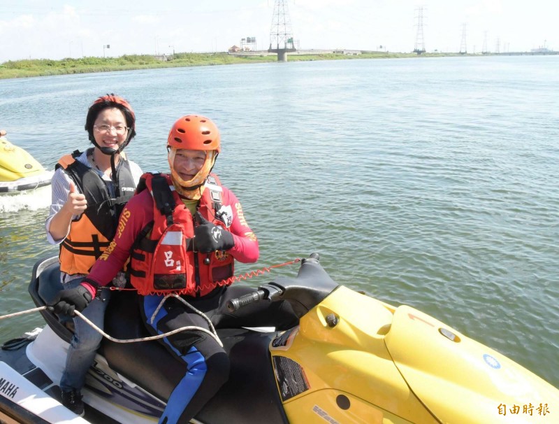 網傳地表最美的打卡景點白色海豚屋彰化縣自然生態教育中心今天啟用，縣長王惠美（左）在開幕式還試乘水上摩托車，期待暑假期間與未來能帶動水上休閒活動。（記者湯世名攝）