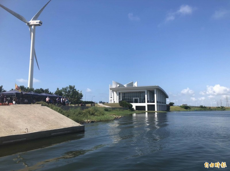 最美的白色海豚屋彰化縣自然生態教育中心今天啟用，位於大肚溪口濕地旁，動植物生態非常豐富。（記者湯世名攝）
