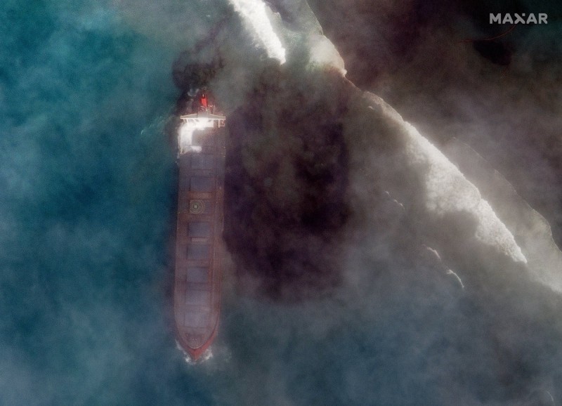 由日本航運巨頭商船三井營運的大型貨輪，在印度洋島國模里西斯近海發生觸礁，造成大量燃油外洩。（美聯社）