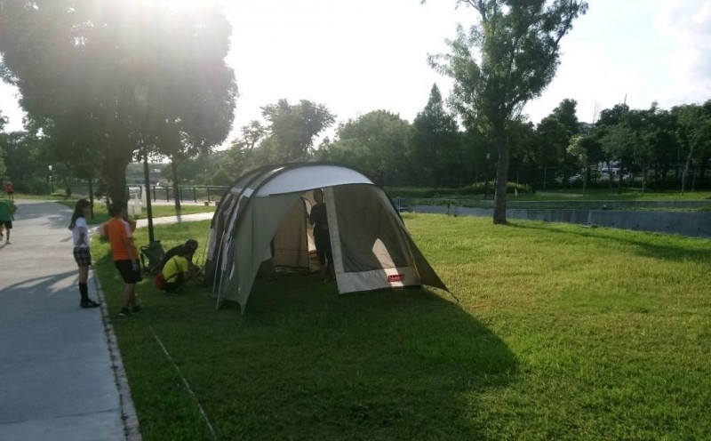 民眾在葫蘆墩公園搭帳蓬，台中市養工處發現立即勸離。（記者歐素美翻攝）