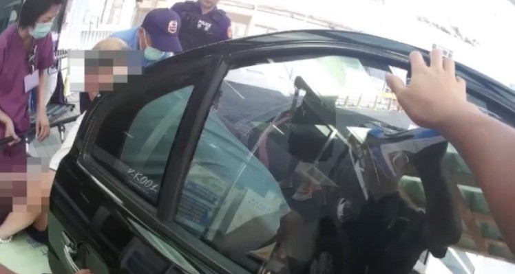 在桃園警方協助下，游男趕緊將老媽從車內抱出。（記者陳恩惠翻攝）