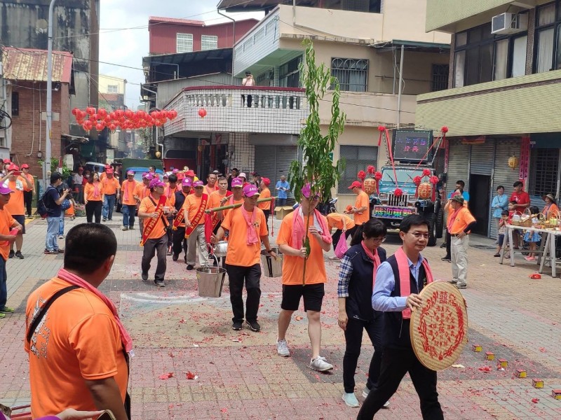 客委會主委江俊龍與地方仕紳隨著龍陣、五宮旗、大鼓陣、馬頭鑼、護龍隊遶境村莊，祈求風調雨順，五穀豐收。（圖由客委會提供）