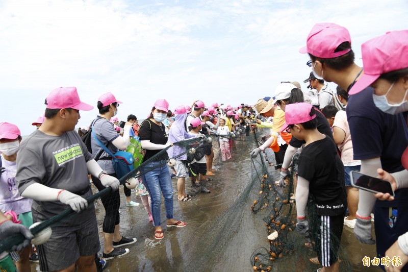 桃園千人牽罟登場，眾人齊心協力與大海拚搏，希望能「捕條大魚笑呵呵」！（記者李容萍攝）