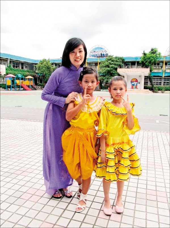 楊小梅（左）9歲舉家從越南來台灣，現為新北市教育局新住民文教輔導科輔導員，也是全國第一個新住民準校長。（教育部提供）