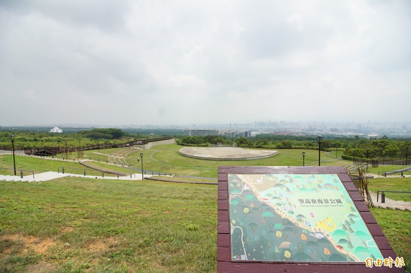 市府以夜景為主題打造望高寮夜景公園，希望媲美日本函館、台北陽明山，但白天由於空氣品質不佳，台中市一片灰濛濛。（記者何宗翰攝）