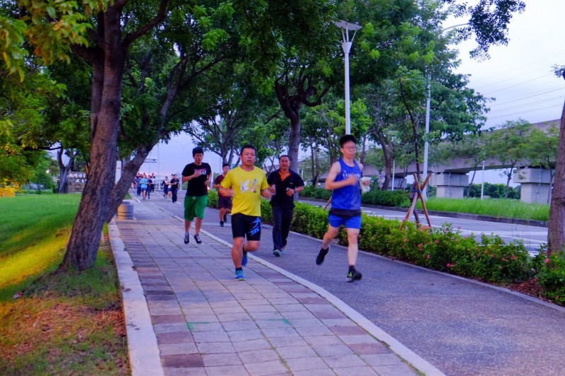 南科夜跑活動不受疫情影響，每個月也舉辦減重競賽，南科管理局希望民眾落實防疫，也要養成規律運動。（圖由南科管理局提供）