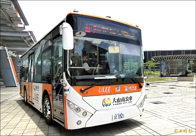 自駕公車南科循環線正式啟動,將展開上路測試,蒐集資料。(記者吳俊鋒攝) 自駕公車南科循環線正式啟動,將展開上路測試,蒐集資料。(記者吳俊鋒攝)