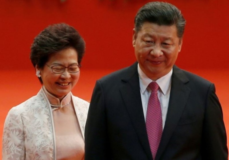 香港特首林鄭月娥（左）及中國領導人習近平（右）。（路透）
