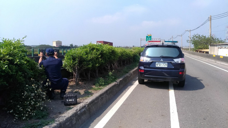 西濱彰化路段恢復機動測速，員警都是站在匝道處執法，並非在道路主線上。（彰化縣警局提供）