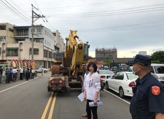 台中市議員徐瑄灃帶著大怪手等大型機具到神岡大夫第，準備開挖，但重劃會人員守住門口不讓進入。（民眾提供）