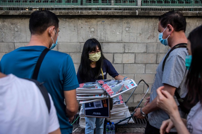 壹傳媒創辦人黎智英等人遭港警逮捕，引起各界譁然，歐盟表達《國安法》對香港媒體自由箝制的憂慮。（法新社）