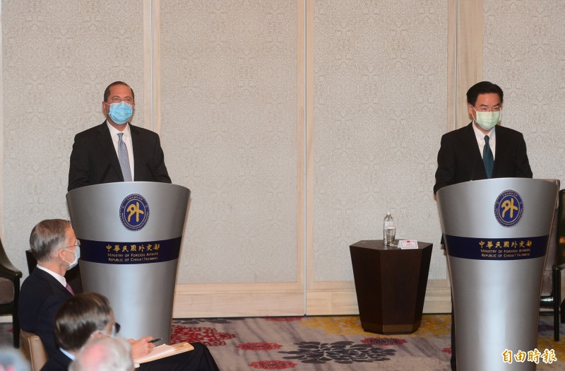 Taiwan and the United States held a bilateral meeting of two ministers today. US Health Minister Azal (left) and Taiwan Foreign Minister Wu Zhaoxie met with the media.  (Photo by reporter Wang Yisong)