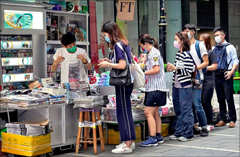 香港警務處國家安全處十日逮捕「壹傳媒」創辦人黎智英。《蘋果日報》隔天加印發行，香港民眾也排隊「爆買」相挺。（美聯社）