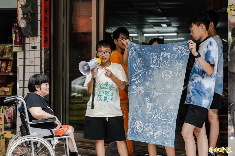 坪林國中學生為社區商家製作獨特的藍染布簾。（記者翁聿煌攝）