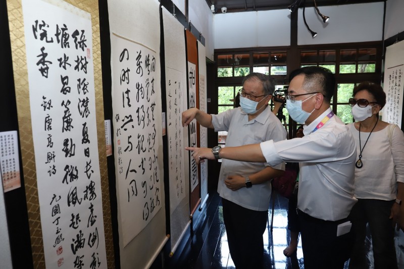 北投梅庭推出「台灣書法回顧展」，淡江大學教授張炳煌介紹此次展出書法作品。（圖由台北市觀光傳播局提供）