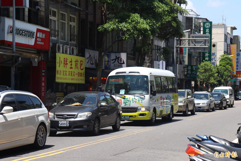 宜蘭縣紅綠線公車共5條路線，交通部每年補助的2100萬元虧損補貼，原定今年5月就該下來，但縣府至今仍申請不到，經營業者叫苦連天；圖為示意圖，非紅綠線公車。（記者林敬倫攝）