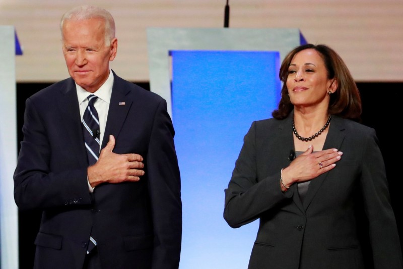 美國民主黨準總統候選人拜登（Joe Biden，左），宣佈副手人選是加州的亞非裔女性參議員賀錦麗（Kamala Harris，右）。不過，賀錦麗過去曾表態支持指控拜登性侵的女性。（路透）