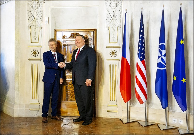 美國國務卿龐皮歐（右）現正出訪捷克，盛讚參議院議長維特齊（左）訪問台灣是個好計畫。（歐新社）