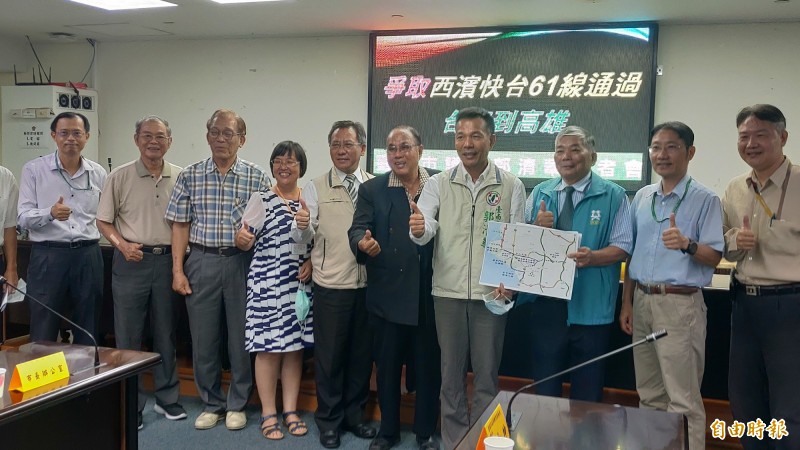 南市議員郭清華及地方人士爭取規劃台61線沿伸到高雄，以提高台61線的交通效益，並兼做為台南市的西外環公路。（記者蔡文居攝）