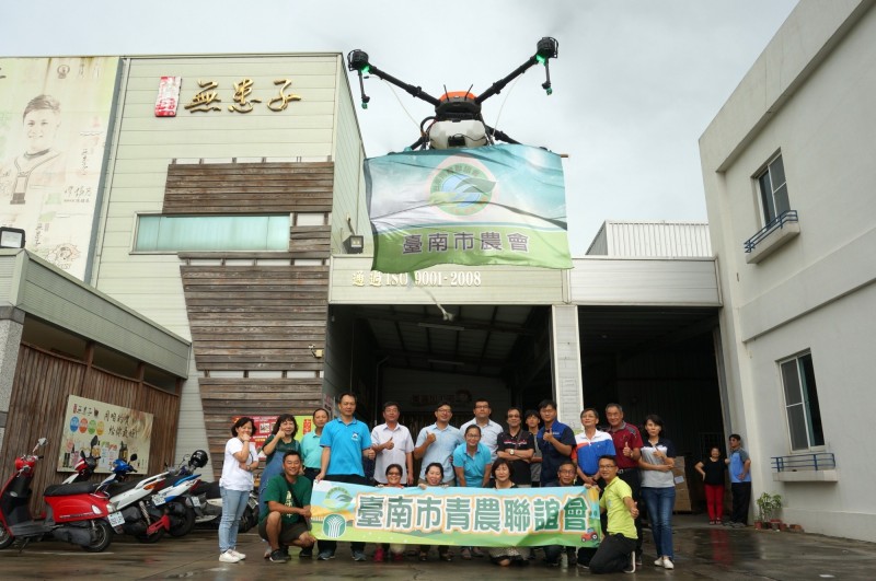 台南市農會開設農業無人機的示範與講解課程，培力青農指導員成為種子團隊，未來可協助解決農友在科技農業上遇到的問題。（記者萬于甄翻攝）