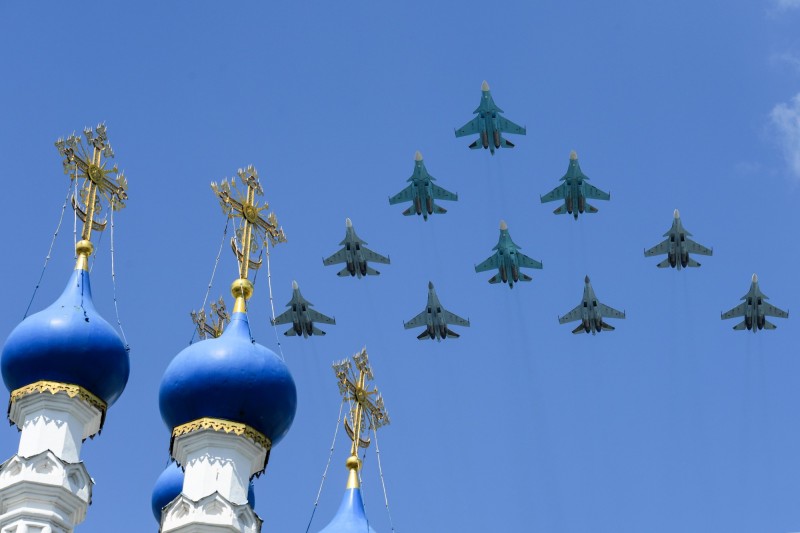 俄羅斯國防部計劃下訂新一批Su-35S戰機。圖為Su-35S戰機進行編隊飛行。（法新社）