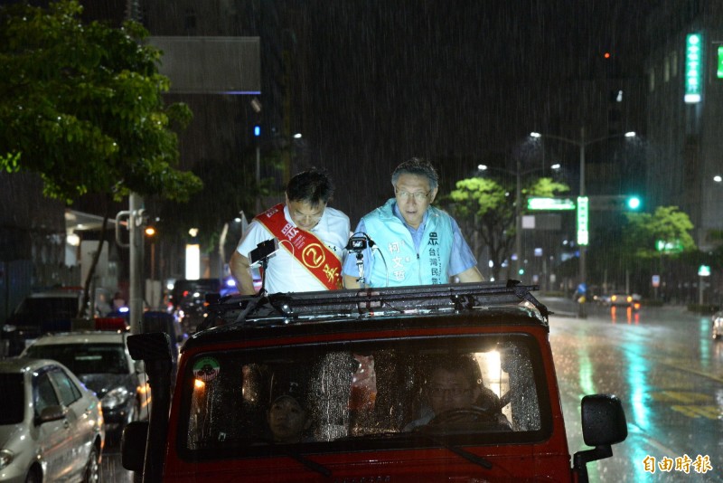 吳益政與柯文哲車隊掃街最後遇上大雨。（記者許麗娟攝）