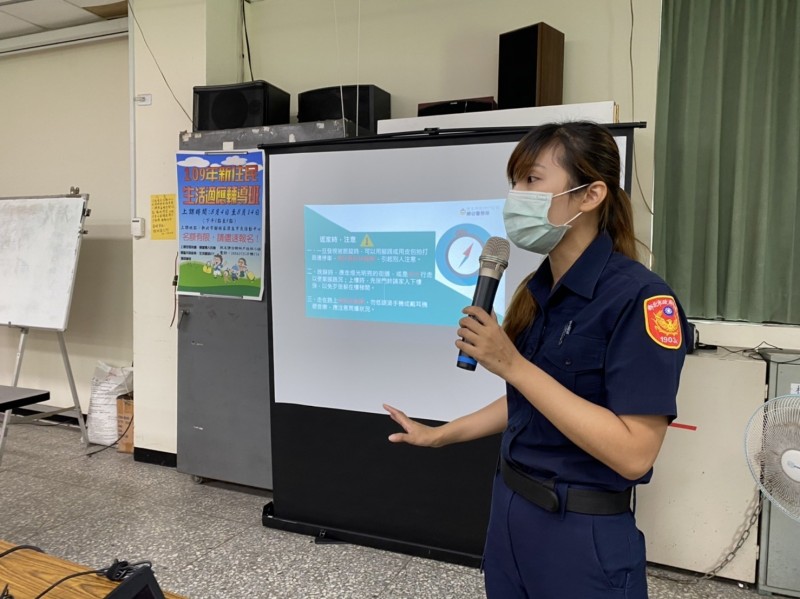 新北市警察局婦幼隊今天辦「新住民生活適應輔導班」，教導新住民們防身術、婦幼安全等保護觀念，及113婦幼保護專線，新住民們感到溫馨實用。（記者吳仁捷翻攝）
