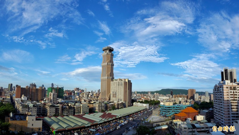 今天是高雄市長補選的投票日，高雄一早就天氣晴朗。（記者張忠義攝）