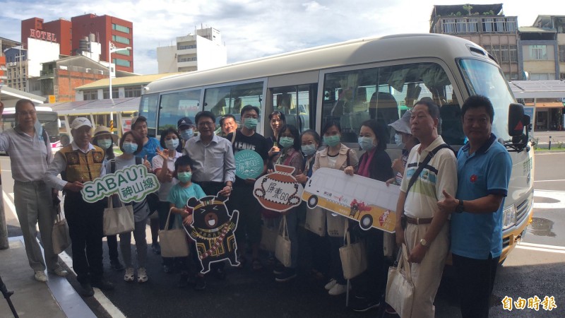 屏東首條台灣好行郵輪巴觀光巴士今天首航。（記者羅欣貞攝）