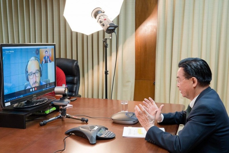 外交部長吳釗燮接受「捷克電視台」（Czech TV）獨家視訊專訪。（外交部提供）
