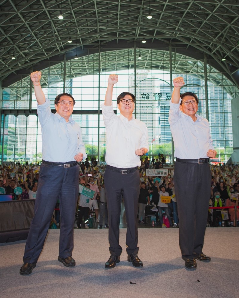 陳其邁當選高雄市長，屏東縣長潘孟安（右）臉書PO出和陳其邁（中）、台南市長黃偉哲（左）的3人合照，強調「南方會做事連線」成形。（取自屏東縣長潘孟安臉書）