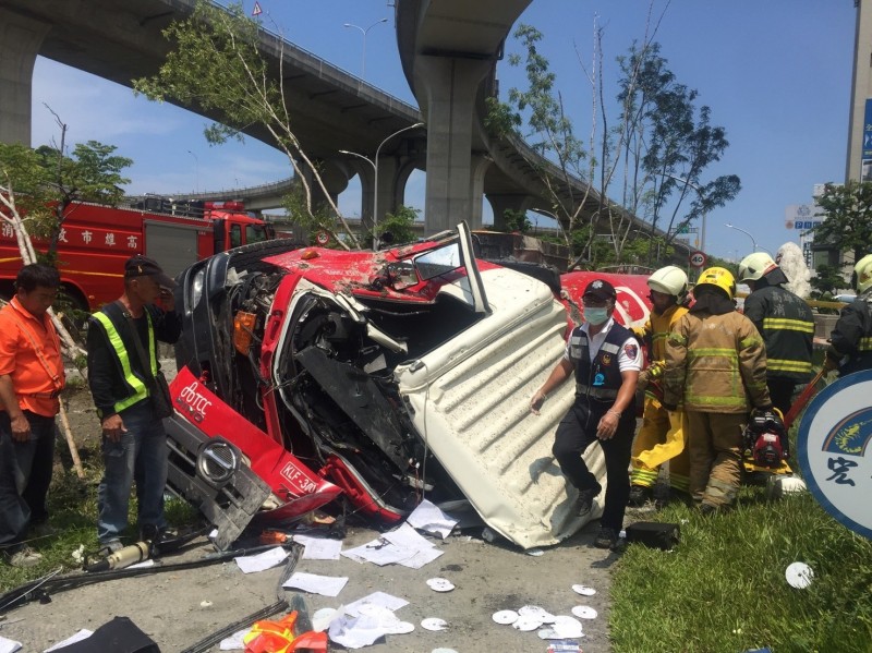 預拌混凝土車疑似轉彎失控，整部車從大貨車專用道墜下約17公尺高地面。（記者蘇福男翻攝）