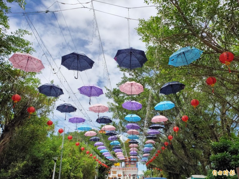 基隆中正公園通往主普壇的道路，輪值雞籠中元祭的聯姓會決定利用雨傘當裝置藝術，充滿雨都的城市印象。（記者俞肇福攝）