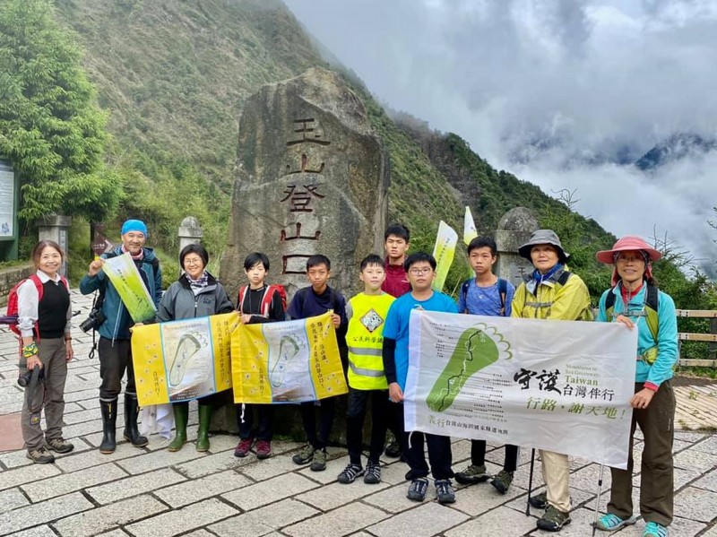 「小台江」重踏台灣山海圳國家綠道，一行人從玉山登山口出發一路走回台南。（圖由小台江提供）