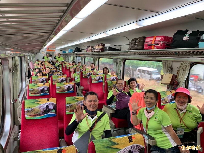 台南紅崴科技集團舉辦台鐵幸福列車,獎勵經銷商夥伴與家人暢遊花東。(記者王俊忠翻攝) 台南紅崴科技集團舉辦台鐵幸福列車,獎勵經銷商夥伴與家人暢遊花東。(記者王俊忠翻攝)