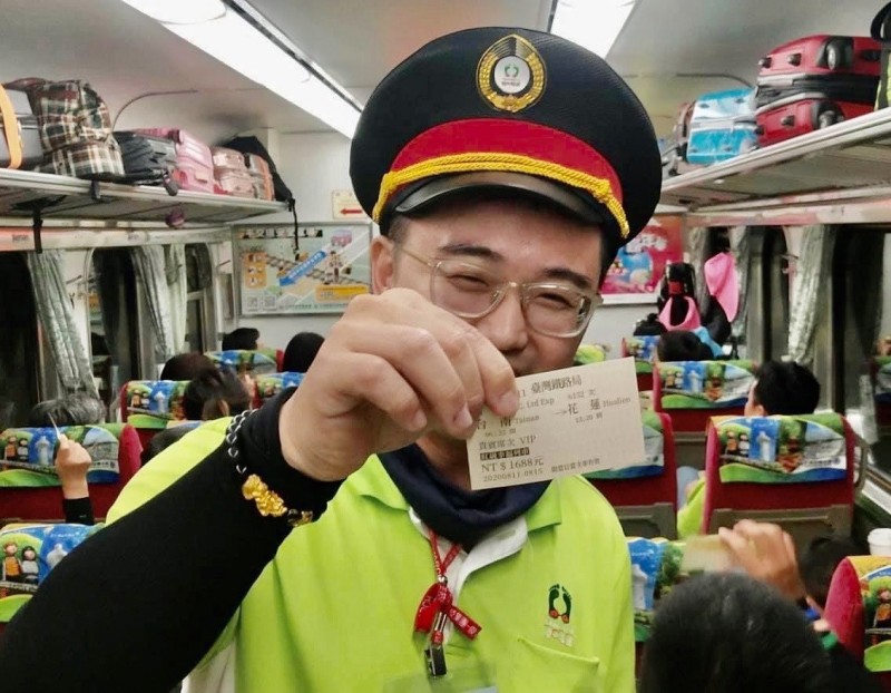 紅崴科技總經理謝宗憲擔任台鐵紅崴幸福號列車長。(記者王俊忠翻攝) 紅崴科技總經理謝宗憲擔任台鐵紅崴幸福號列車長。(記者王俊忠翻攝)