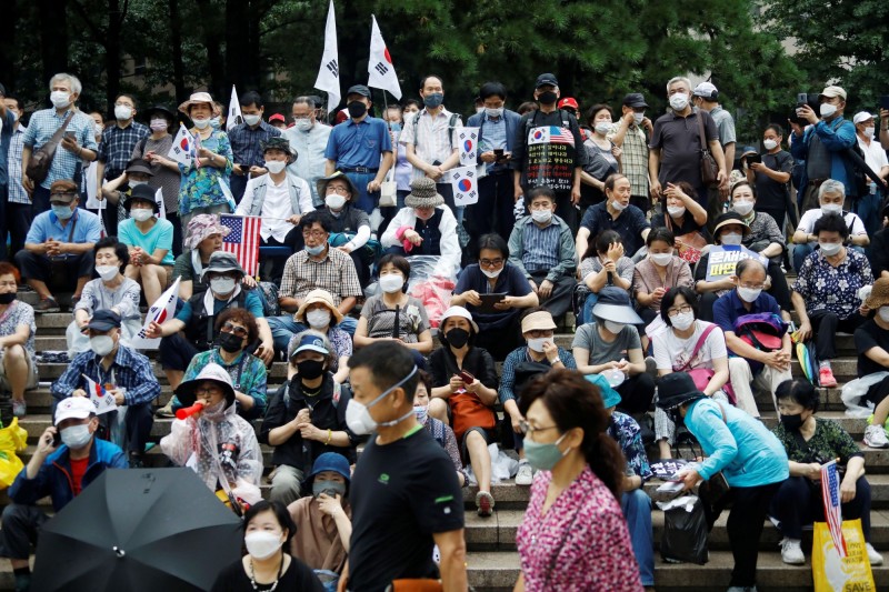 包括教會成員在內的大批民眾15日在首爾舉行反政府示威，南韓總統文在寅今也在臉書發文譴責。（路透）